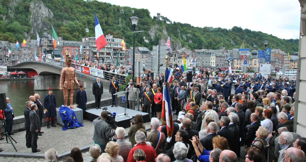 Inauguration de la statue du lieutenant Charles de Gaulle au pont de Dinant